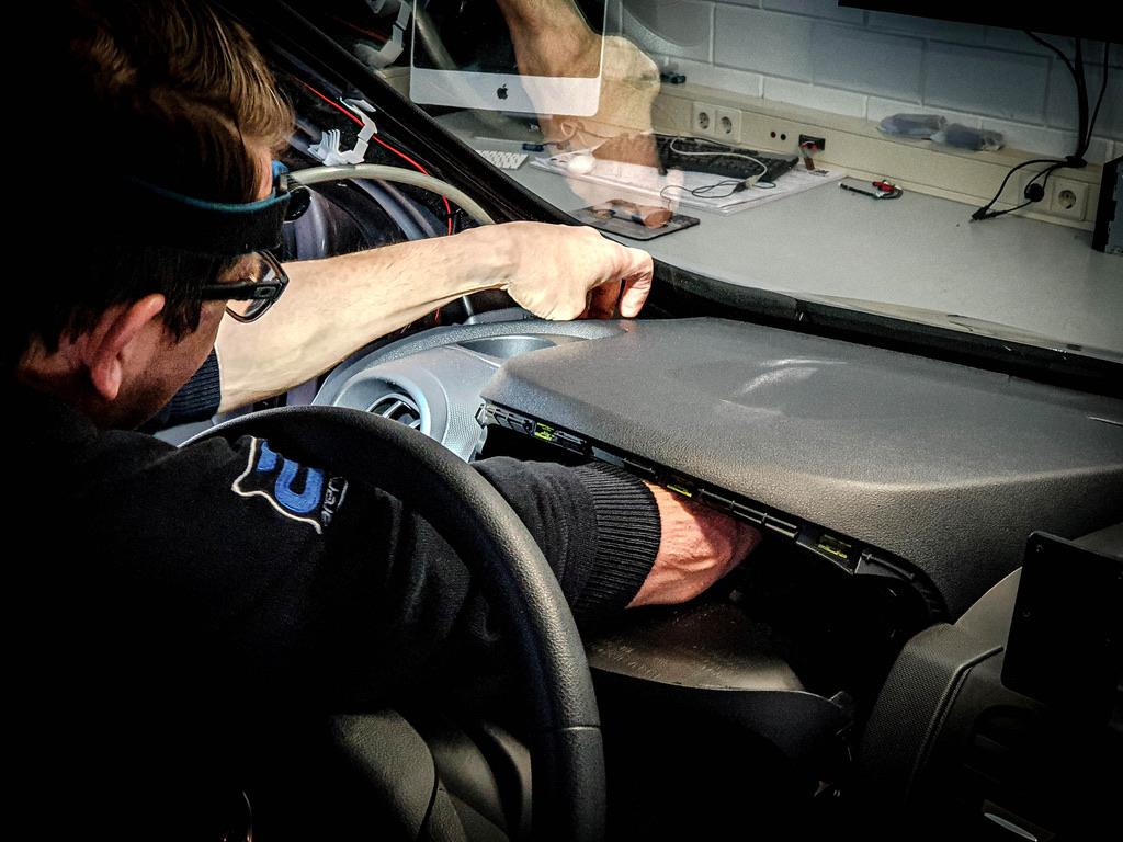 Kabel trekken door het dashboard Kabel trekken door het dashboard