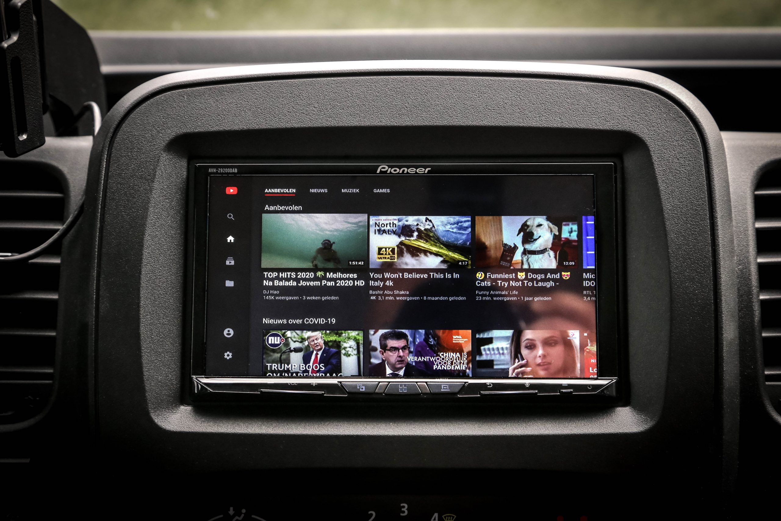 Youtube kijken in de auto Youtube kijken in de auto