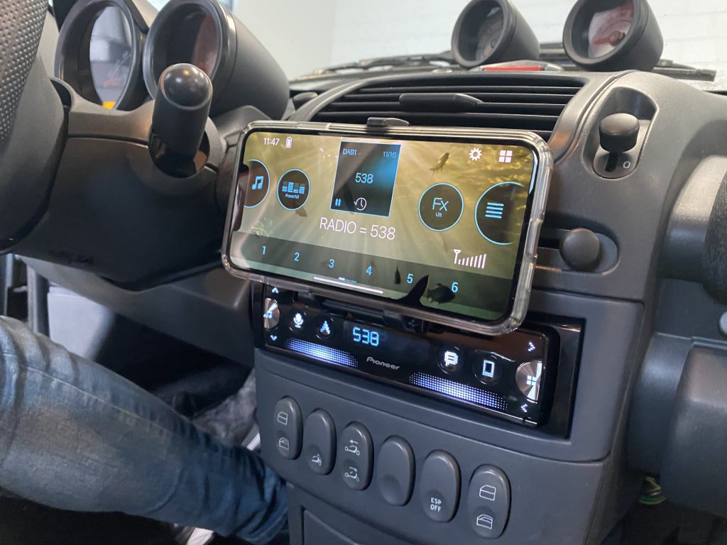 Pioneer SPH-20DAB gemonteerd in een auto Pioneer SPH-20DAB gemonteerd in een auto