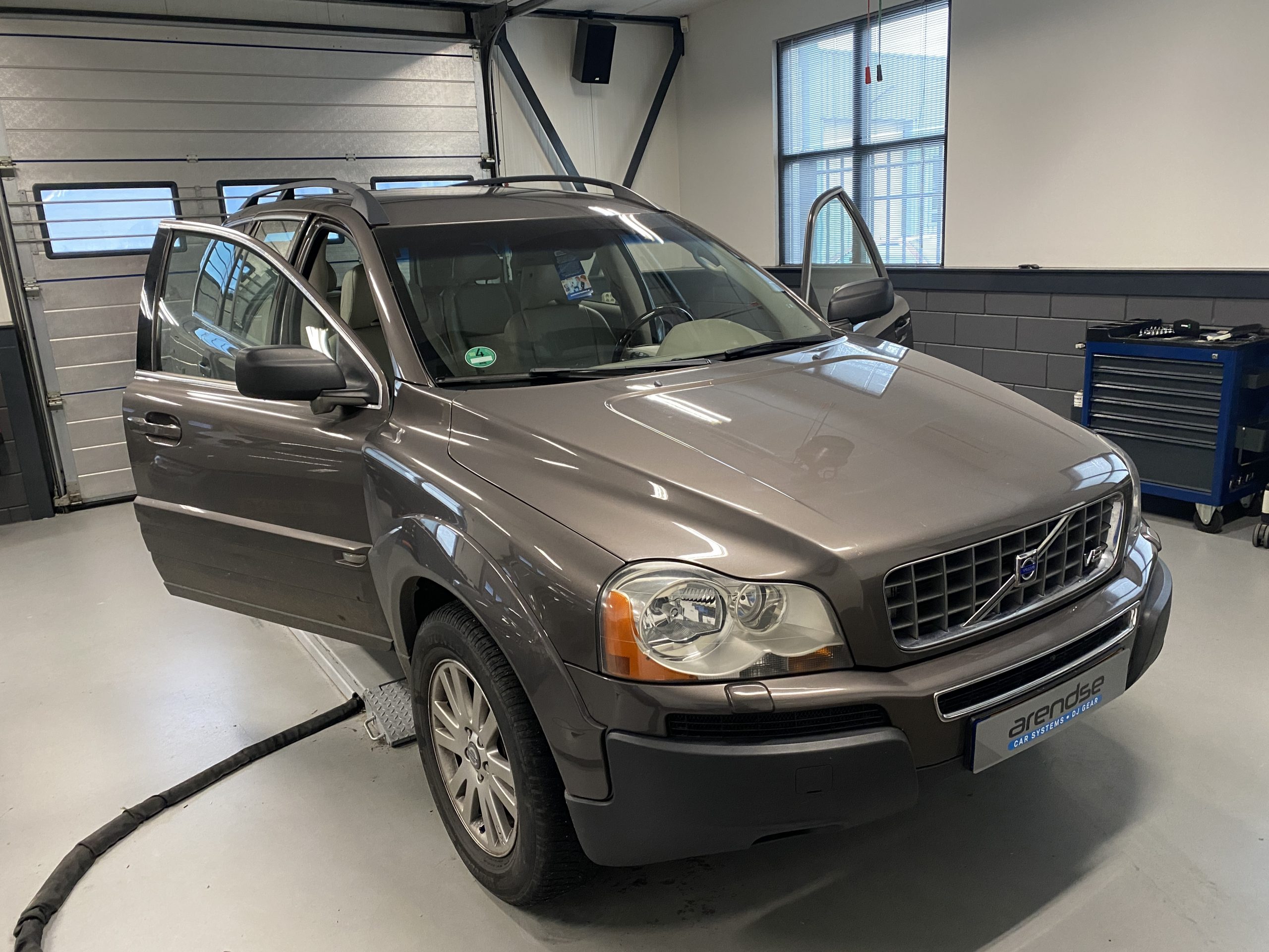1 Update Youngtimer Volvo XC90 2005 met Carplay, Auto Android, Voor en achter camera JPG
