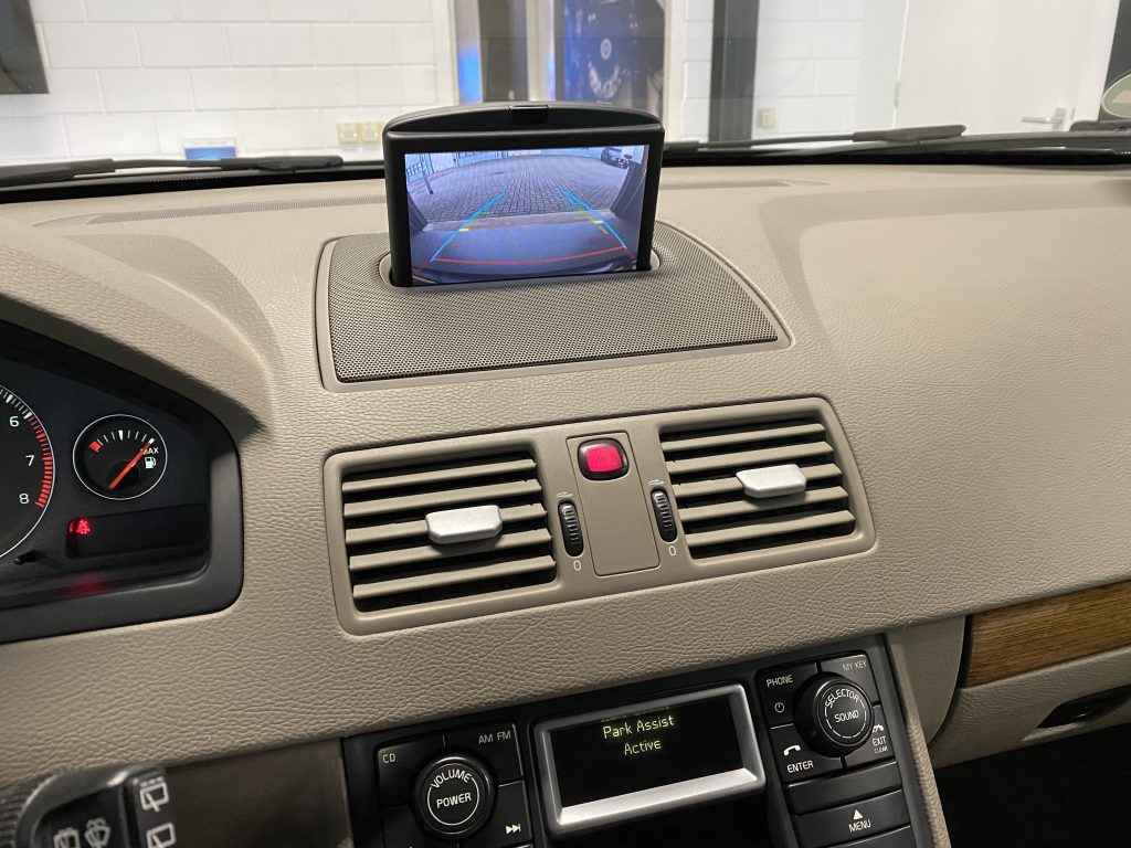 Weergave achtercamera Volvo XC90 2005 op RTI scherm gemonteerd door Arendse Car Systems Saab 9-5 met origineel navi update met Pioneer AVICZ7200DAB klapscherm