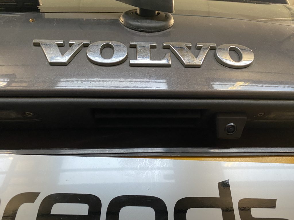 Achteruitrijcamera inbouw volvo XC90 2005 op origneel RTi beeldscherm in gebouwd door Arendse Car Systems